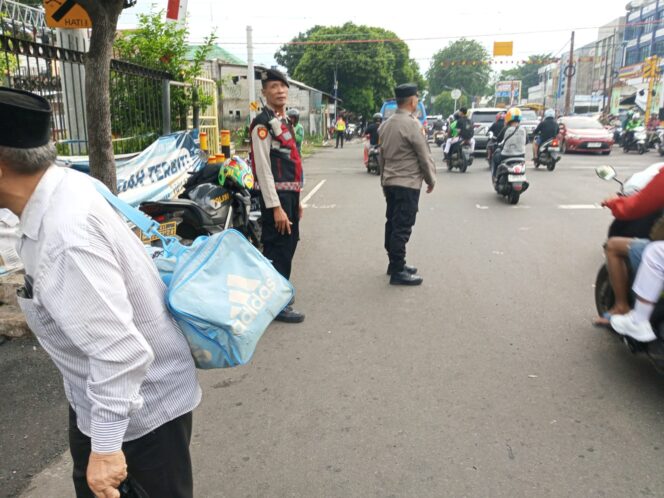 
					Polsek Kemayoran Berikan Rasa Aman, Gatur Lalin Pagi Kawasan Stasiun Berjalan Lancar