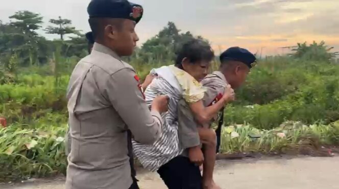 
					Banjir di Cikarang, Brimob Evakuasi Gendong Lansia