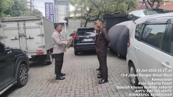 
					Polisi Hadir Jaga Rasa Aman, Bhabinkamtibmas Sambangi Gedung Perkantoran di Kemayoran