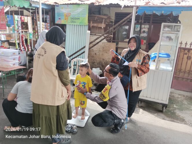
					Sinergi Bhabinkamtibmas, Babinsa, dan Unsur Pemerintahan Kawal Layanan Posyandu di Kampung Rawa