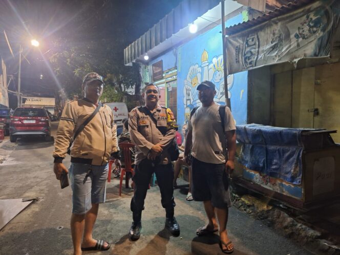 
					Sambang Dinihari Bhabinkamtibmas Pegangsaan Perkuat Keamanan Lingkungan RW 06