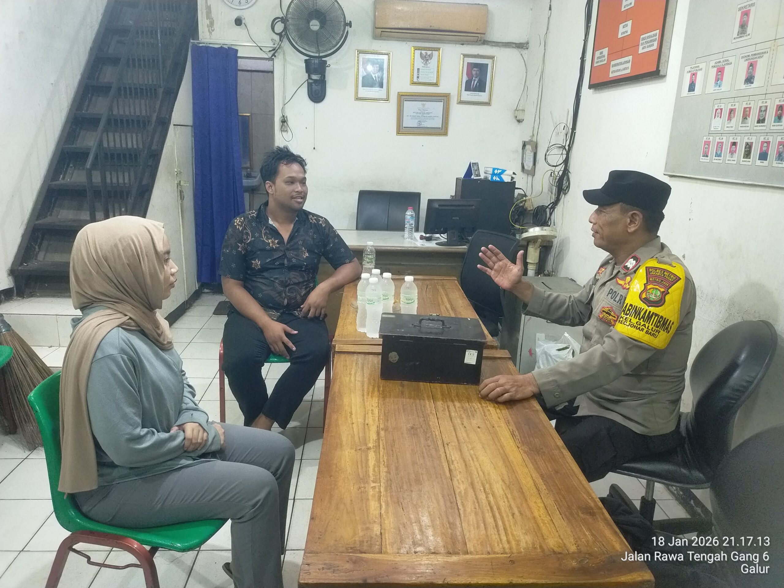 Jelang Malam, Polisi Sambangi Pos Kamling Galur untuk Perkuat Keamanan Lingkungan
