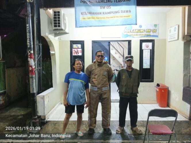 
					Dini Hari Diguyur Hujan, Polisi Sambangi Pos Kamling Kampung Rawa Cegah Curanmor