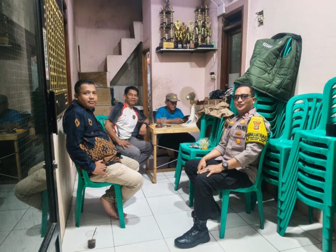 
					Tengah Malam, Polisi Sambangi Pos Siskamling RW 08 Kampung Rawa