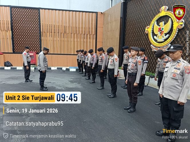 
					Polri Berikan Pelayanan Aksi Damai di Depan Kantor BPK RI Jakarta Pusat
