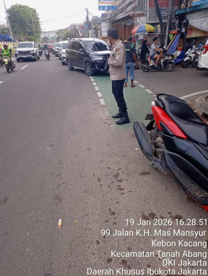
					Jaga Kamseltibcarlantas, Polsek Metro Tanah Abang Hadir di Pertigaan Kebon Kacang