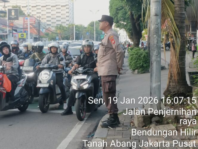 
					Pelayanan Jam Sibuk, Polsek Metro Tanah Abang Laksanakan Police Hazard di TL Penjernihan