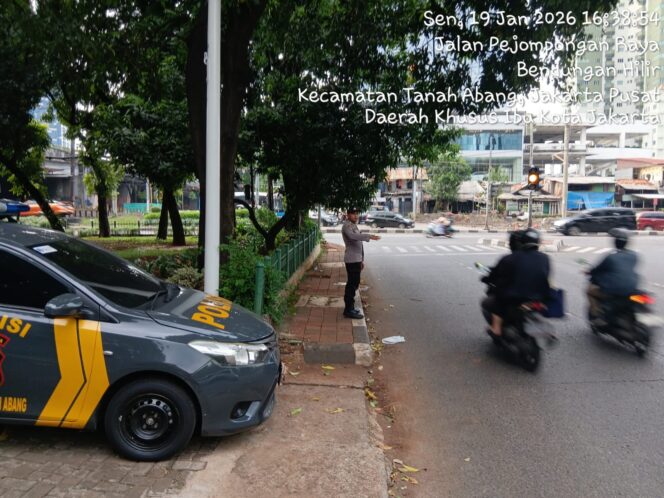 
					Jaga Kelancaran Lalu Lintas, Polsek Metro Tanah Abang Gelar Police Hazard di Pejompongan