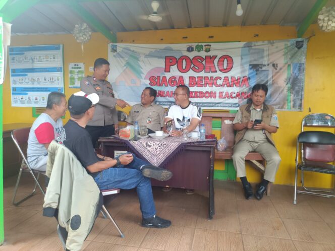 
					Sambang Posko Siaga Bencana, Bhabinkamtibmas Kebon Kacang Perkuat Koordinasi Tiga Pilar