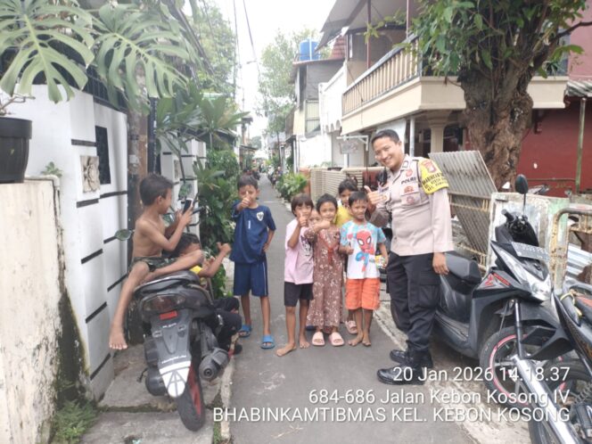 
					Dekat dan Bersahabat, Polisi Tanamkan Rasa Aman kepada Anak-Anak di Kebon Kosong
