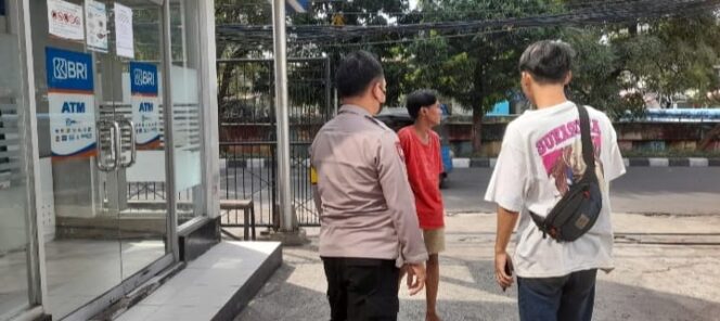 
					Pendekatan Humanis Polri, Bhabinkamtibmas Sambangi ATM Center Utan Panjang
