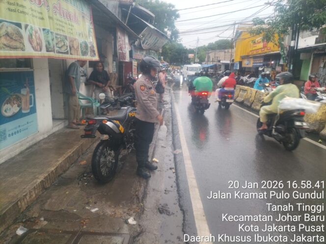 
					Hujan Tak Surutkan Pelayanan, Polsek Johar Baru Hadir Gatur Lalin di Jam Pulang Kerja