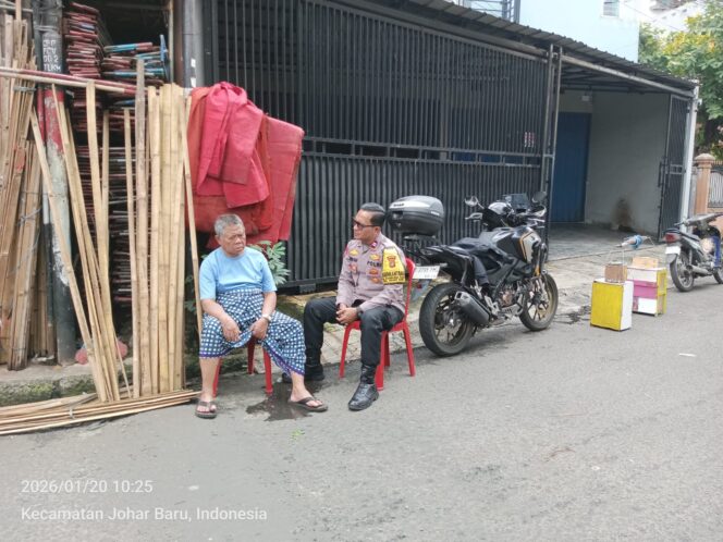 
					Dekat dengan Warga, Bhabinkamtibmas Intensifkan Sambang dan DDS Lingkungan di Kampung Rawa