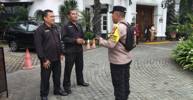 
					Bhabinkamtibmas Gondangdia Intensifkan Patroli Dialogis di Restoran Plataran