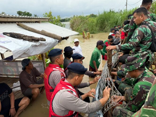 
					Brimob Polda Metro Jaya Dan TNI Tangani Tanggul Jebol di Muara Gembong