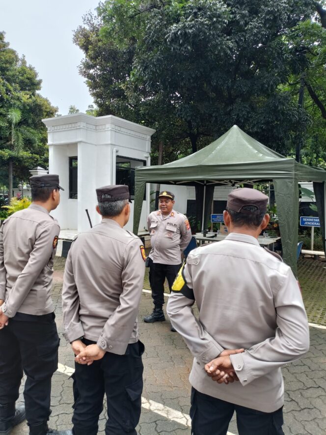 
					Kanit Binmas Pimpin Apel Pelayanan Rencana Aksi Unjuk Rasa Mahasiswa di Kemenag RI