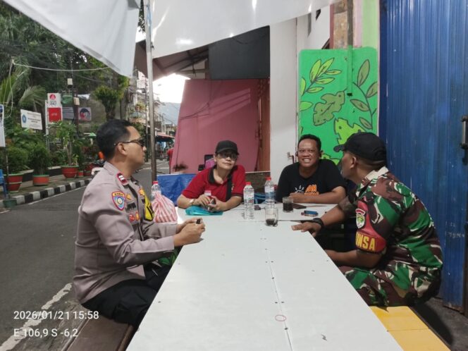 
					Perkuat Silaturahmi Warga, Polisi dan Babinsa Ajak RT Kampung Rawa Jaga Lingkungan