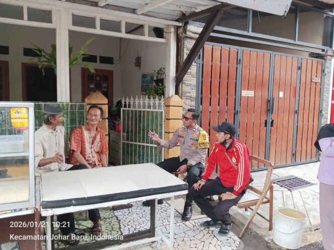 
					Sambangi Rumah Warga, Polisi Bangun Kedekatan dan Cegah Curanmor di Kampung Rawa