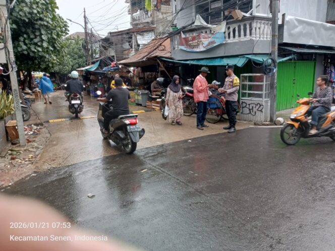 
					Pagi di Pasar Gembrong, Polisi Hadir Pastikan Aktivitas Warga Aman dan Tertib