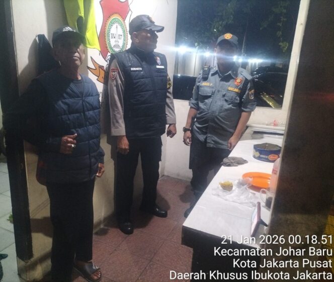 
					Sambang Pos Kamling RW 07, Polisi Ajak Warga Johar Baru Perkuat Keamanan Lingkungan