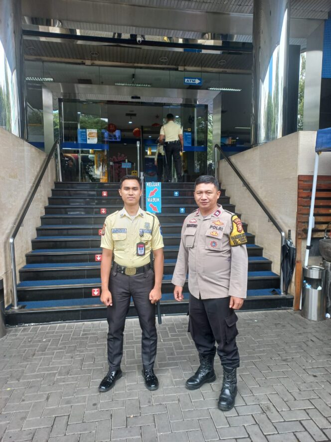 
					Patroli Dialogis Bhabinkamtibmas Kebon Kacang Di Bank Bca, Tingkatkan Kewaspadaan Objek Vital