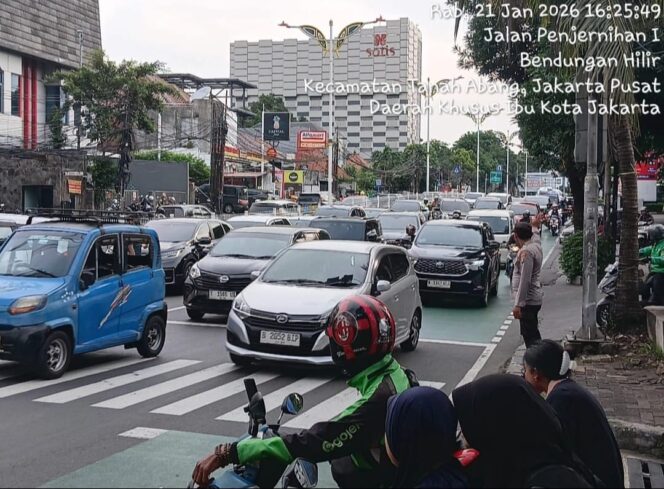 
					Polisi Laksanakan Strong Point Di Tl Pejompongan, Ciptakan Kelancaran Lalu Lintas Sore Hari