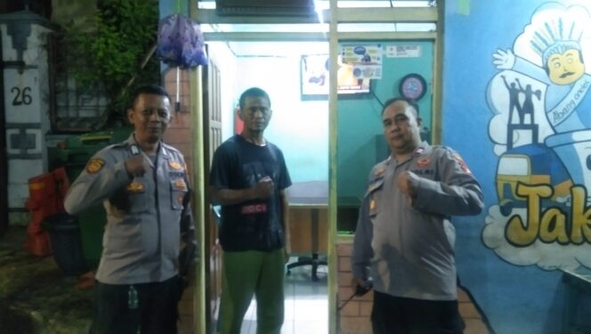 
					Sambang Dinihari Kapolsubsektor Cut Mutia Perkuat Kamtibmas RW 06 Pegangsaan