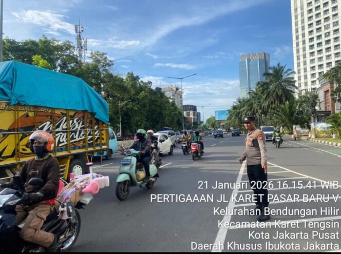 
					Polisi Laksanakan Strong Point Sore Hari Di Pertigaan Karet Pasar Baru V, Lancarkan Arus Lalu Lintas