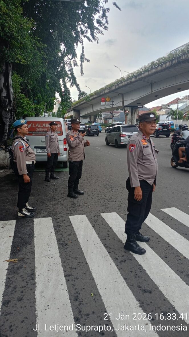 
					Turun Langsung ke Simpul Jalan, Polisi Gatur Arus Lalin Sore Johar Baru Tetap Lancar
