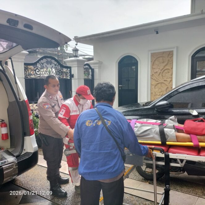 
					Gerak Cepat Bhabinkamtibmas Menteng Tolong Lansia Terjatuh, Dilarikan ke RSCM