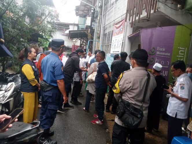 
					Bhabinkamtibmas Pegangsaan Hadiri Peresmian MCK, Perkuat Kolaborasi Lintas Sektor di Menteng