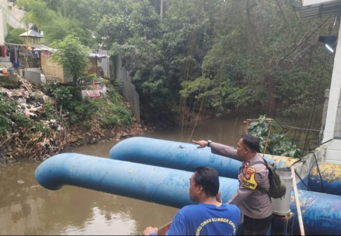 
					Bhabinkamtibmas Benhil Laksanakan Pengecekan Pompa Air dan Pantau Kali Krukut Antisipasi Banjir Musim Hujan