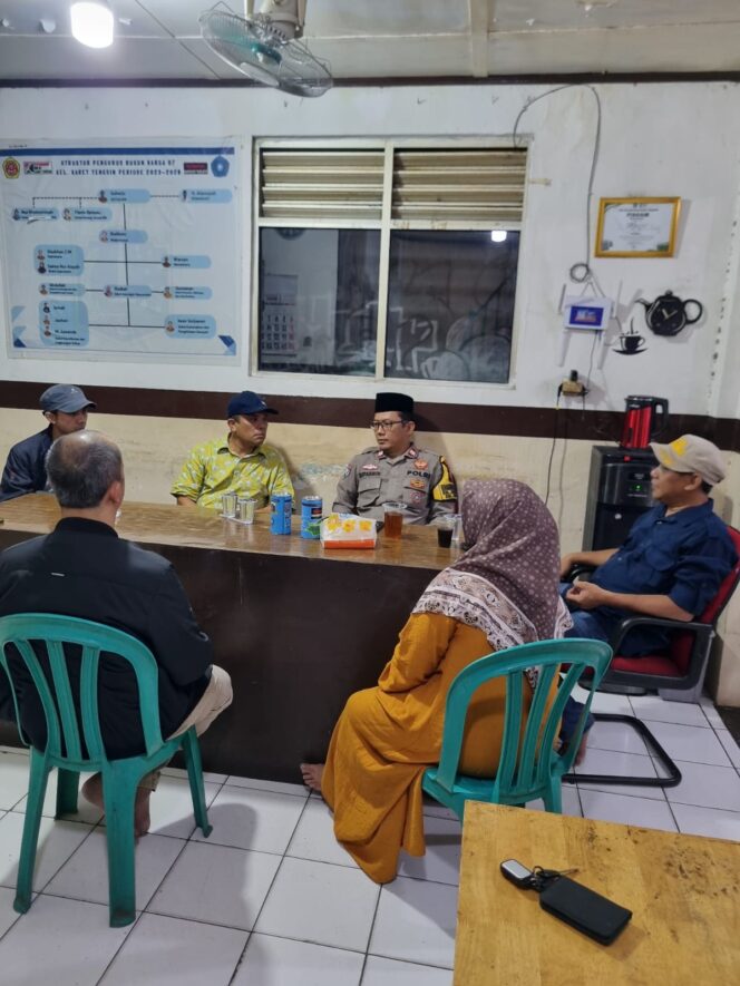 
					Bhabinkamtibmas Karet Tengsin Sambangi Warga RW 07, Sampaikan Pesan Harkamtibmas dan Kewaspadaan Lingkungan