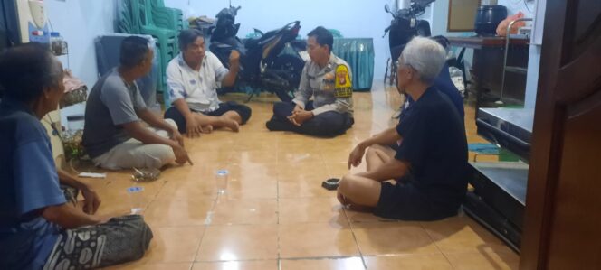 
					Bhabinkamtibmas Kebon Melati Sambangi Poskamling Jl. Kotabumi Ujung, Perkuat Keamanan Lingkungan