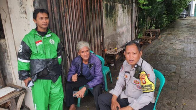 
					Polisi Ingatkan Ojol Tertib Lalu Lintas Dan Waspada Berkendaraan Musim Hujan di Pasar Baru