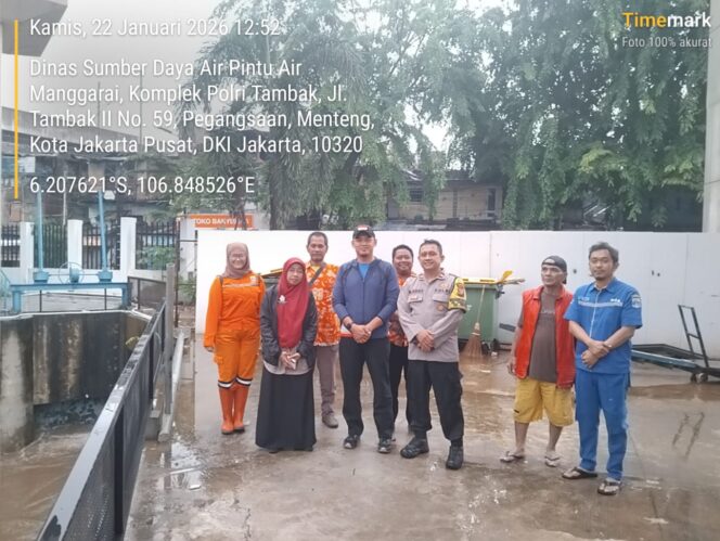 
					Bhabinkamtibmas Pegangsaan Bersama Lurah Pantau Pintu Air Manggarai, Status Naik ke Siaga 3
