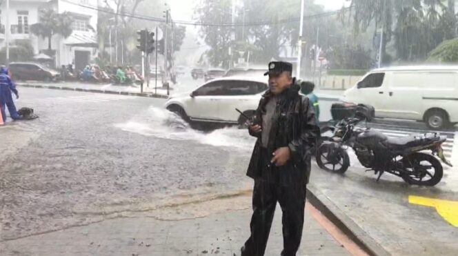 
					Bhabinkamtibmas Gondangdia Pantau Genangan Air di TL Jawa Menteng
