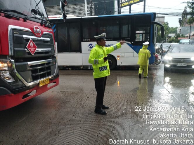 
					Banjir Rendam Sejumlah Ruas Jalan Jakarta, Brimob–Lantas–Polair PMJ Bergerak Cepat, Polri Siagakan 128.247 Personel Secara Nasional