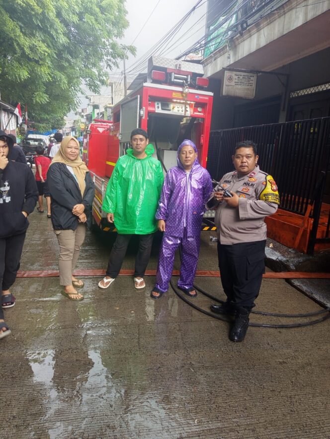 
					Bhabinkamtibmas Petamburan Bersama Tiga Pilar dan Wakil Camat Tanah Abang Monitoring Genangan Air