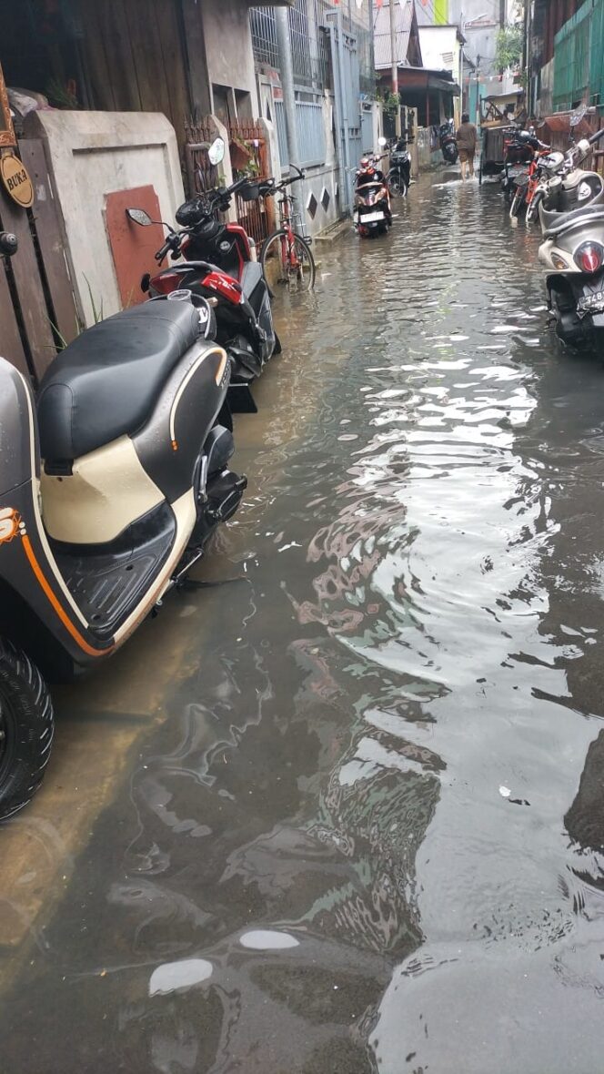 
					Antisipasi Banjir Saat Hujan Deras, Bhabinkamtibmas Benhil Lakukan Pengecekan Pompa Air dan Genangan