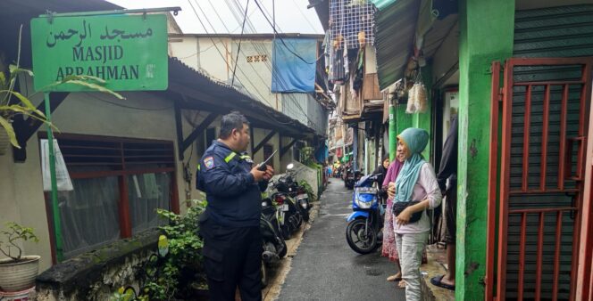 
					Bhabinkamtibmas Petamburan Bersama Gulkarmat Monitoring Genangan Air di Wilayah Pemukiman