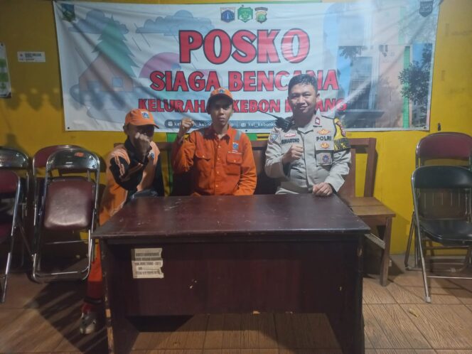 
					Pastikan Kesiapsiagaan, Bhabinkamtibmas Kebon Kacang Sambangi Posko Siaga Bencana Banjir