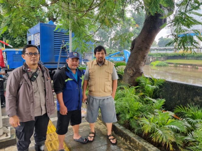 
					Bhabinkamtibmas Kelurahan Karet Tengsin Lakukan Pengecekan Pompa Air Abdul Jalil, Debit BKB Status Siaga 3