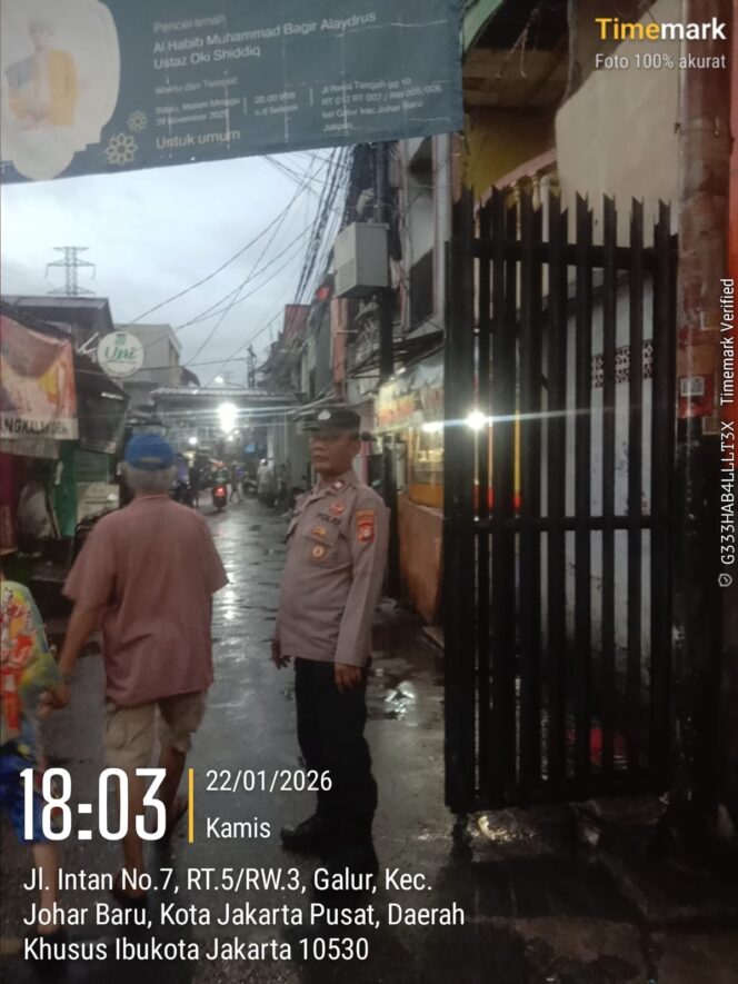 
					Kapolsubsektor Galur Monitoring Wilayah, Pastikan Situasi Aman Saat Hujan Sedang