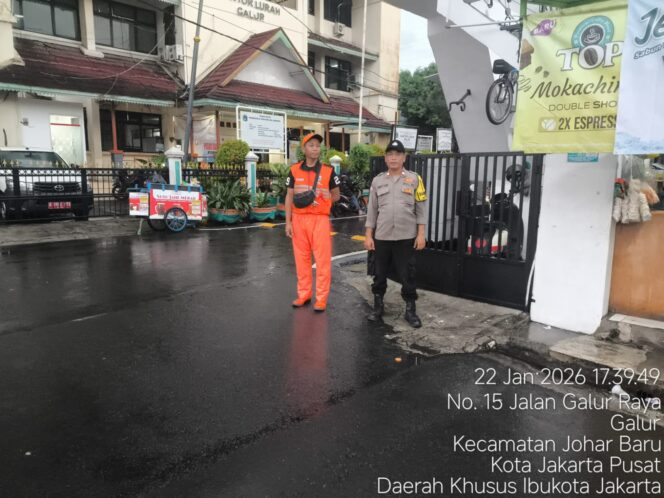 
					Polisi dan PPSU Monitoring Wilayah Galur, Pastikan Nihil Genangan Saat Hujan Sedang