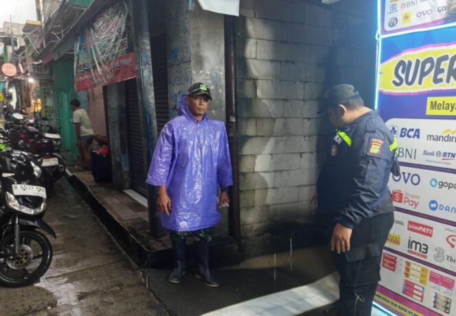 
					Bhabinkamtibmas Bersama Tiga Pilar Pantau Genangan Air di Wilayah Petamburan