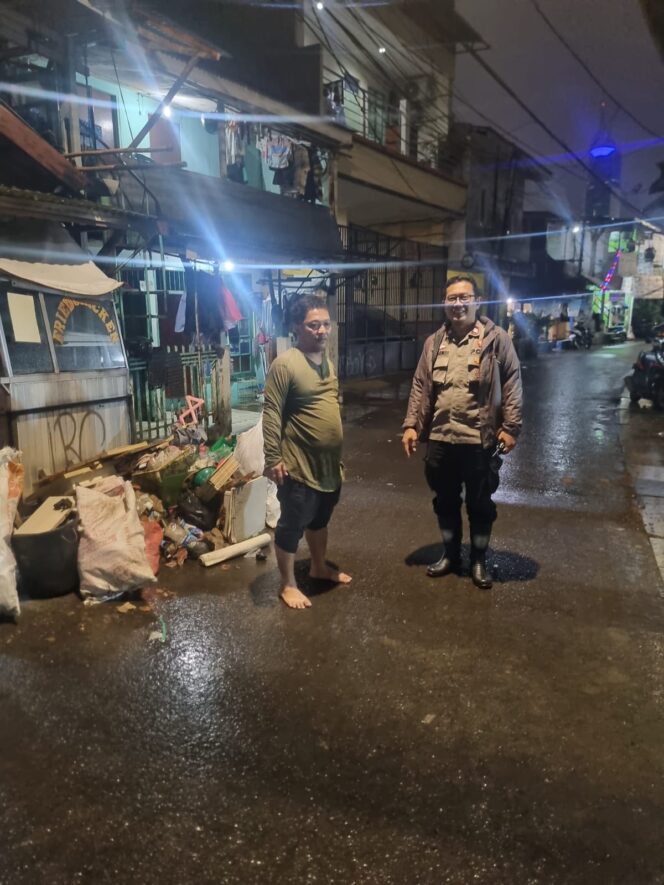 
					Bhabinkamtibmas Karet Tengsin Monitoring Genangan Air di Bantaran Kali Krukut Malam Hari