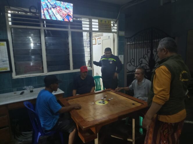 
					Bhabinkamtibmas Petamburan Sambangi Pos Kamling RW 02, Perkuat Siskamling dan Harkamtibmas