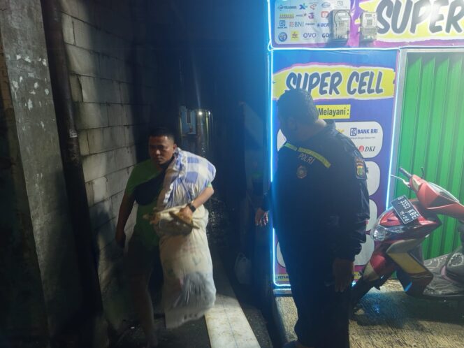 
					Bhabinkamtibmas Petamburan Monitoring Genangan Air di Permukiman Warga Malam Hari