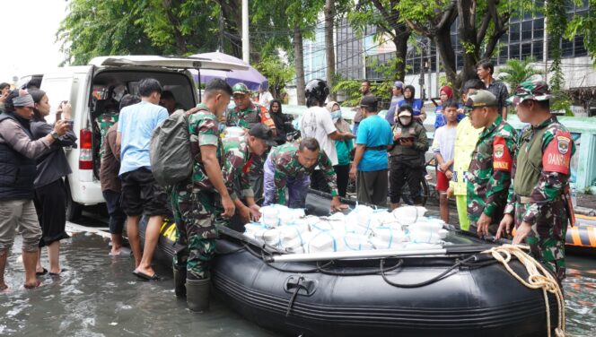 
					Kodim 0502/Jakarta Utara Hadir Bantu Warga Terdampak Banjir di Kapuk Muara